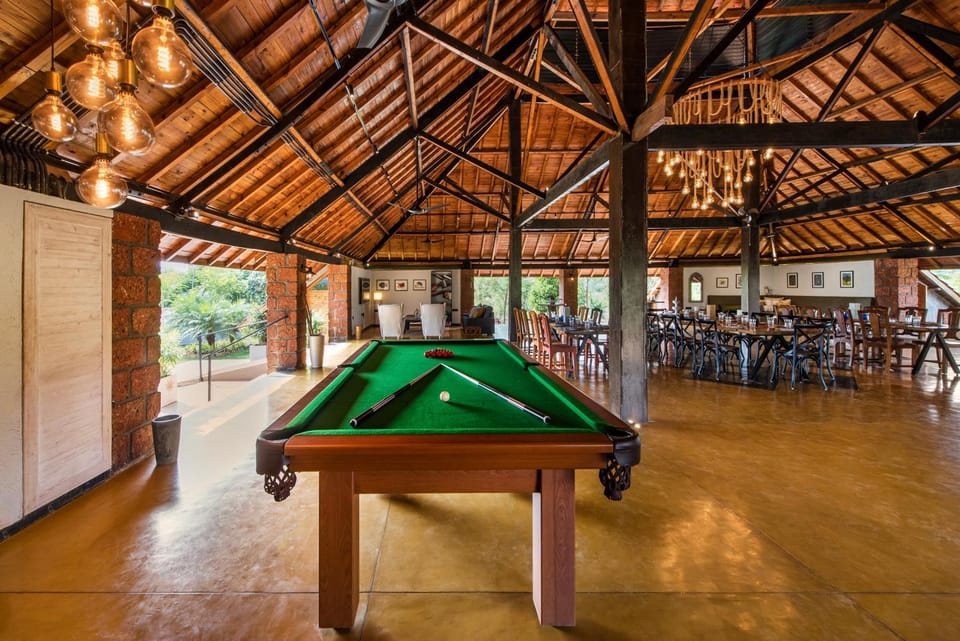 Billiard, Game Room, Food and drinks, Dining area, Food