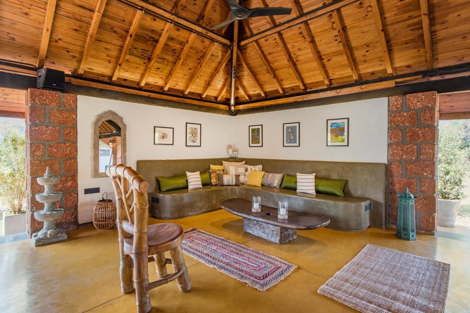 TV and multimedia, Seating area, Dining area, fireplace