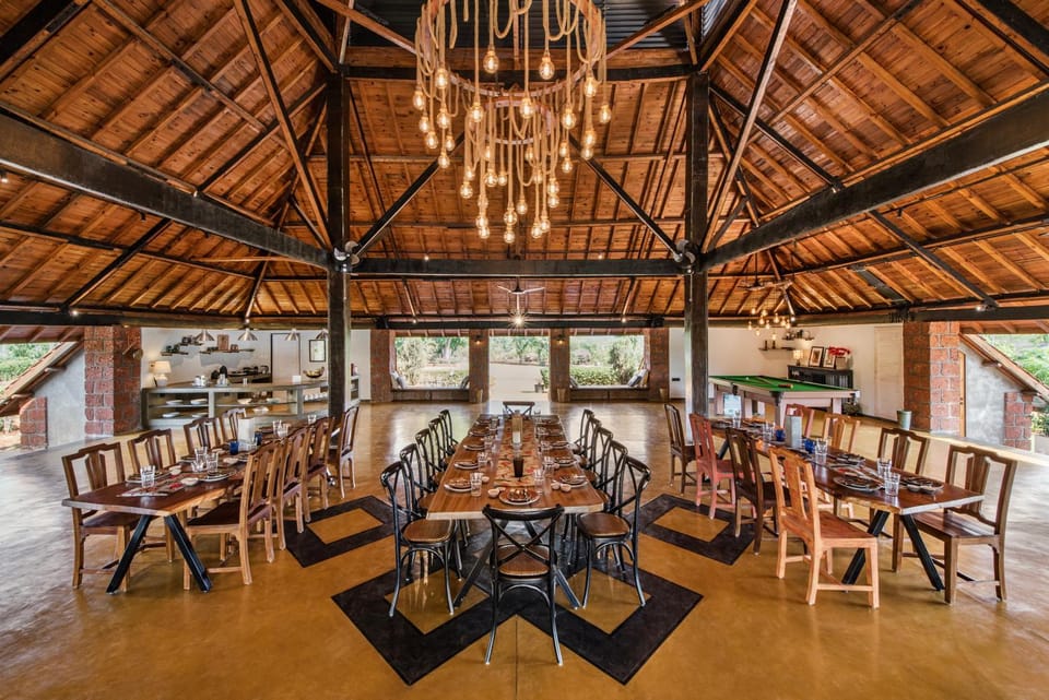 Restaurant/places to eat, Food and drinks, Seating area, Food