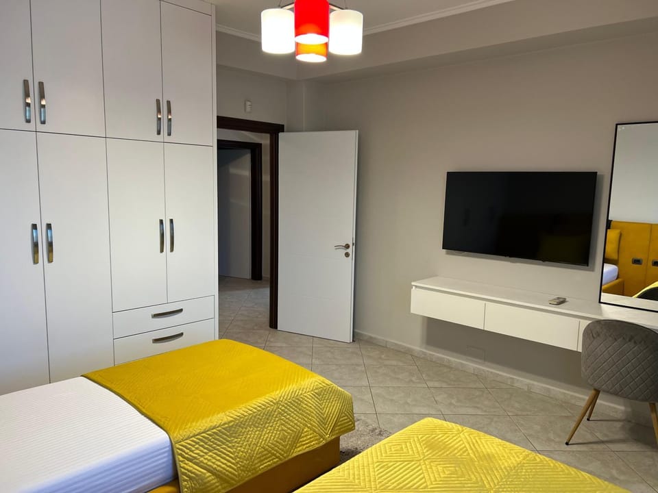 Bed, TV and multimedia, Photo of the whole room, Bedroom, wardrobe