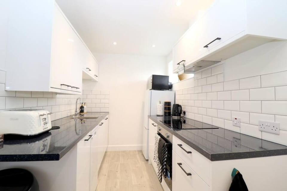 Luxury Apartment 5 mins to Luton Airport Sleeps 4 Apartment in Luton