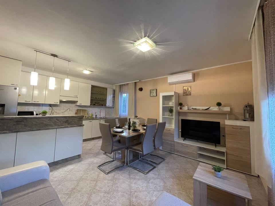 TV and multimedia, Kitchen or kitchenette, Dining area, oven, stove, air conditioner