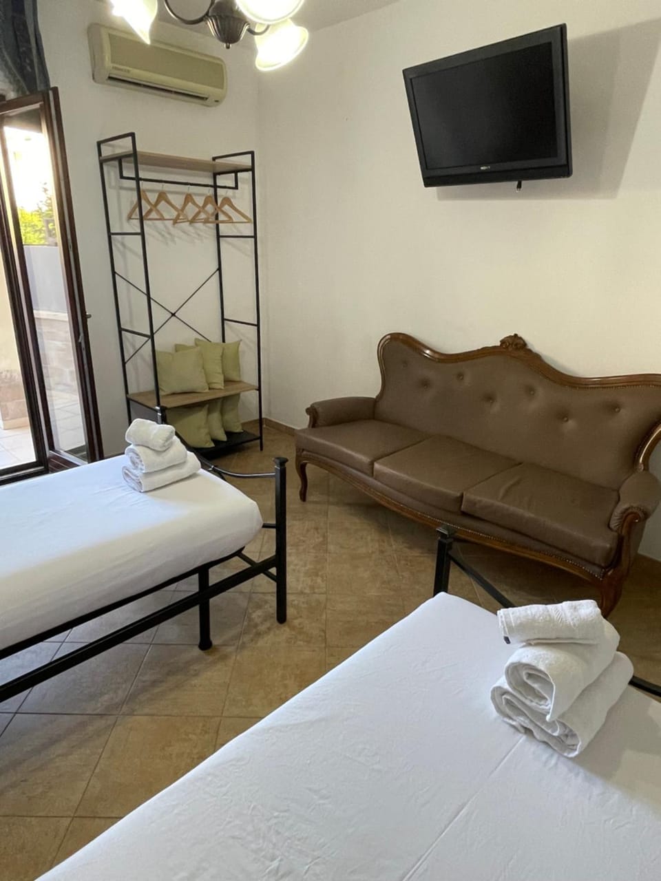 Photo of the whole room, Bedroom, towels