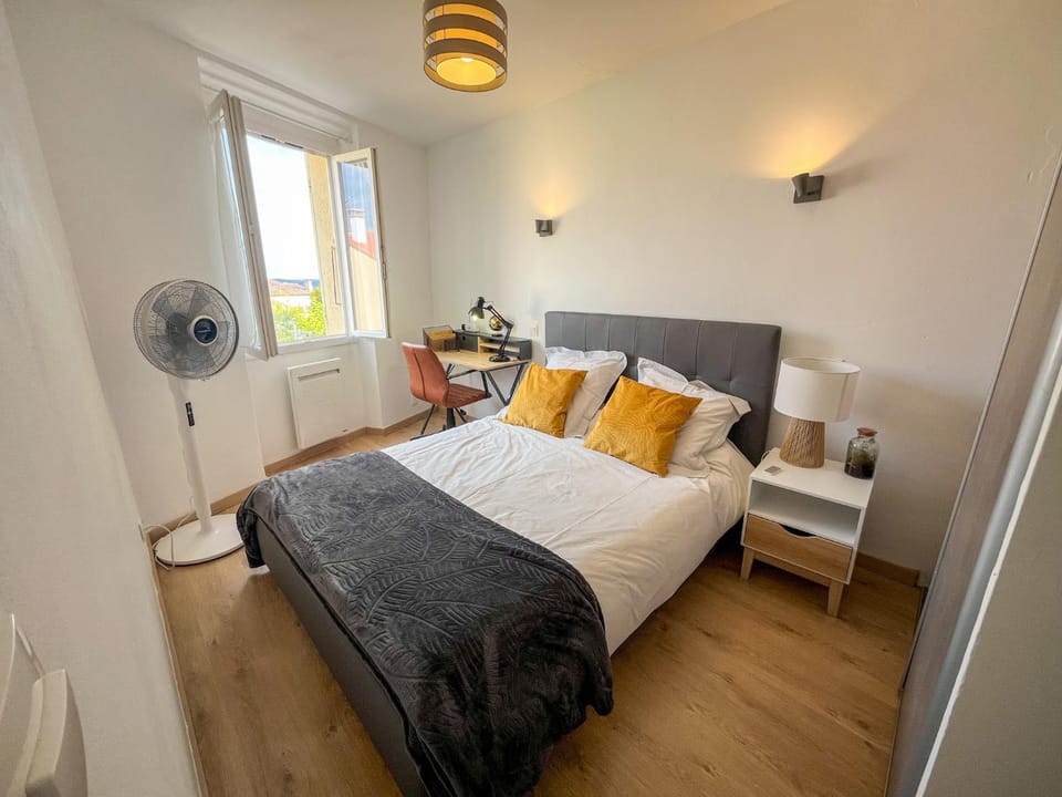 Photo of the whole room, Seating area, Bedroom