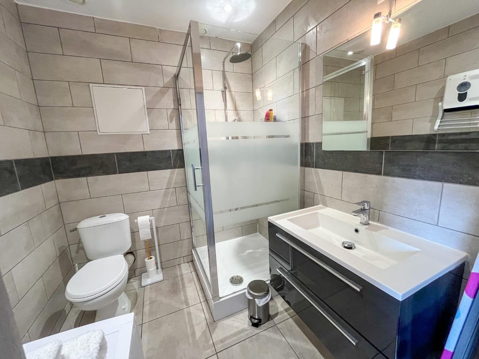 Shower, Toilet, Bathroom, towels