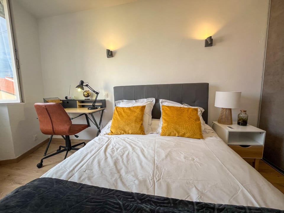 Photo of the whole room, Seating area, Bedroom