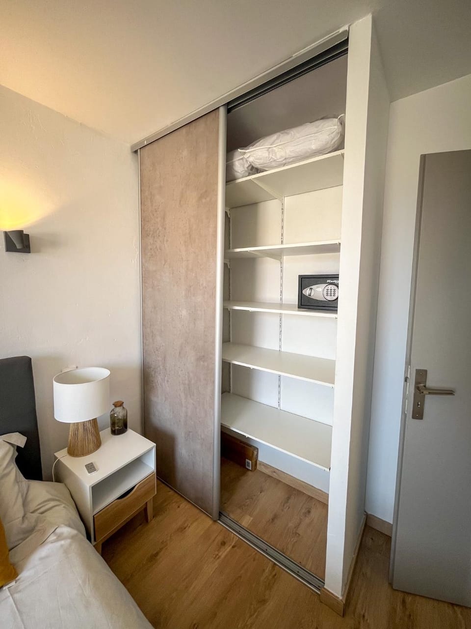 Photo of the whole room, Bedroom, safe, storage