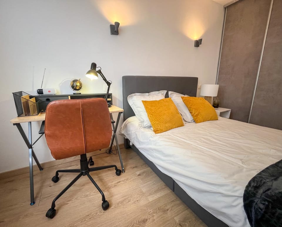 Bed, Seating area, Bedroom