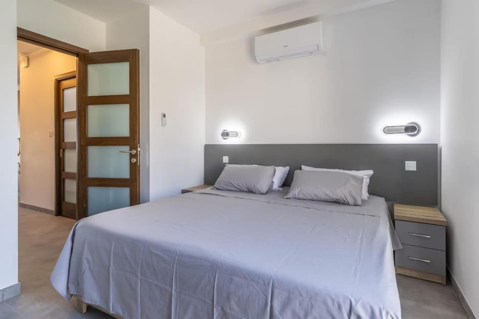 Bed, Photo of the whole room, Bedroom, air conditioner