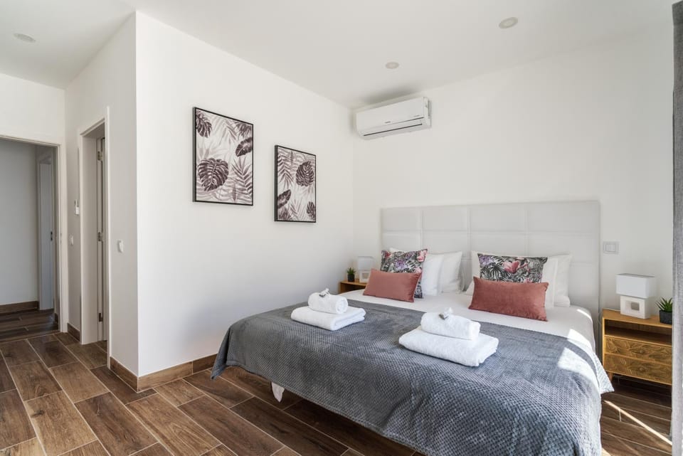 Bed, Photo of the whole room, Bedroom, towels, air conditioner