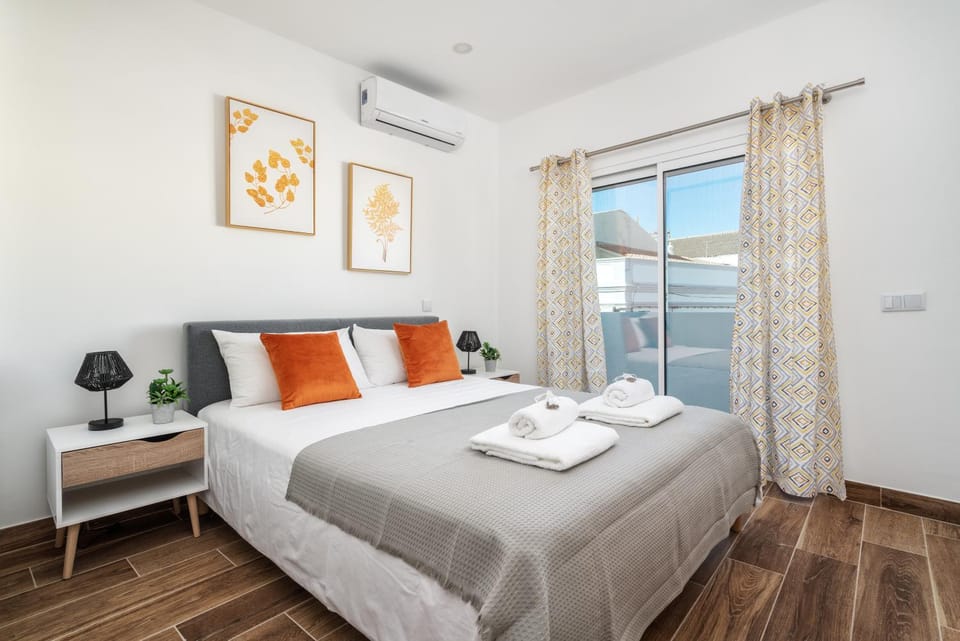 Bed, Photo of the whole room, Bedroom, towels, air conditioner