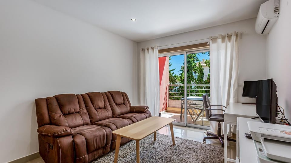 Communal lounge/ TV room, TV and multimedia, Living room, Seating area, Dining area, air conditioner