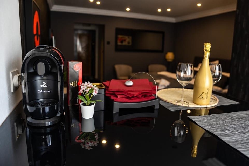 Coffee/tea facilities, Kitchen or kitchenette, Food and drinks, Seating area