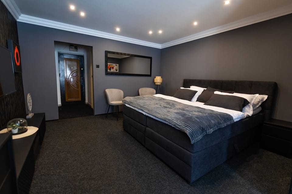 Bed, TV and multimedia, Photo of the whole room, Bedroom