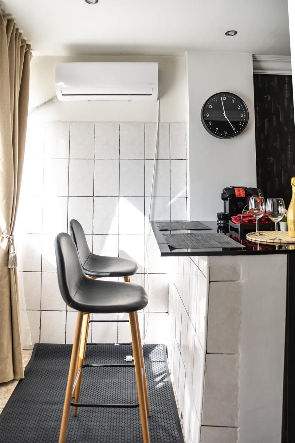 Kitchen or kitchenette, Seating area, Dining area