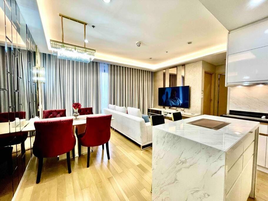 2BedRoom-BestLocationBangkok-Emquartier-Metro-PhromPhong Apartment in Bangkok