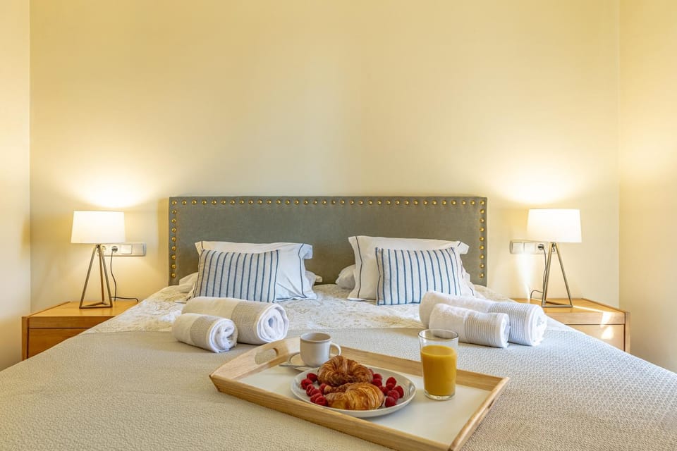 Bed, Food and drinks, Bedroom