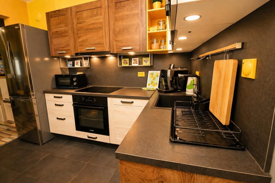 Coffee/tea facilities, Kitchen or kitchenette, oven, stove, toaster