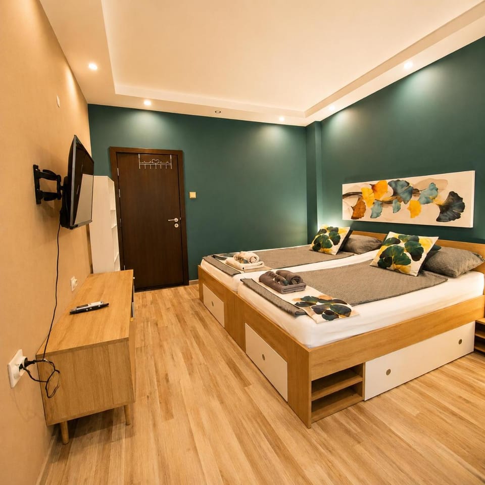Bed, TV and multimedia, Photo of the whole room, Evening entertainment, Bedroom