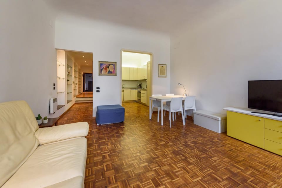 TV and multimedia, Kitchen or kitchenette, Living room, Seating area, Dining area