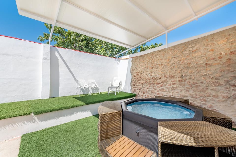 Property building, Balcony/Terrace, Living room, Swimming pool