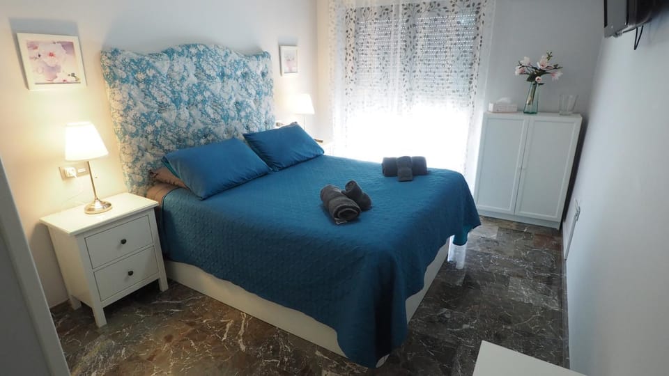 Bed, TV and multimedia, Photo of the whole room, Bedroom, heating, air conditioner