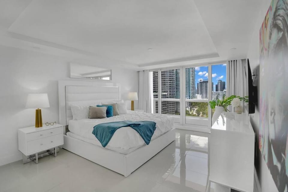 Bed, TV and multimedia, Balcony/Terrace, Photo of the whole room, Bedroom, wardrobe, air conditioner