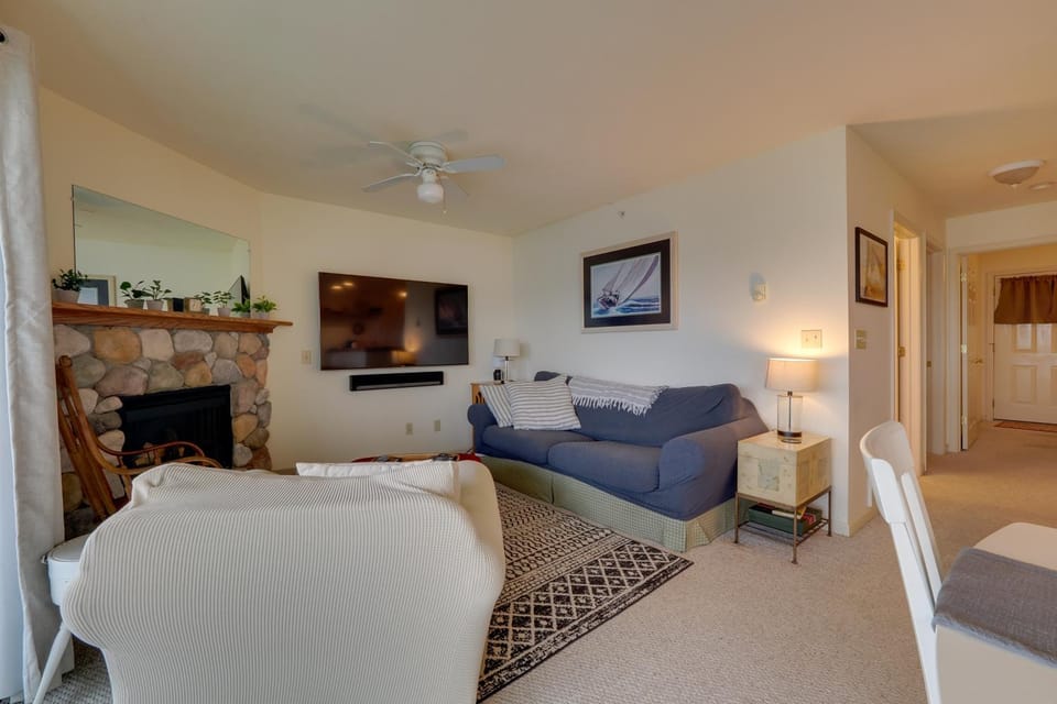 Beachfront Onekama Vacation Rental w/ Balcony! House in Wisconsin