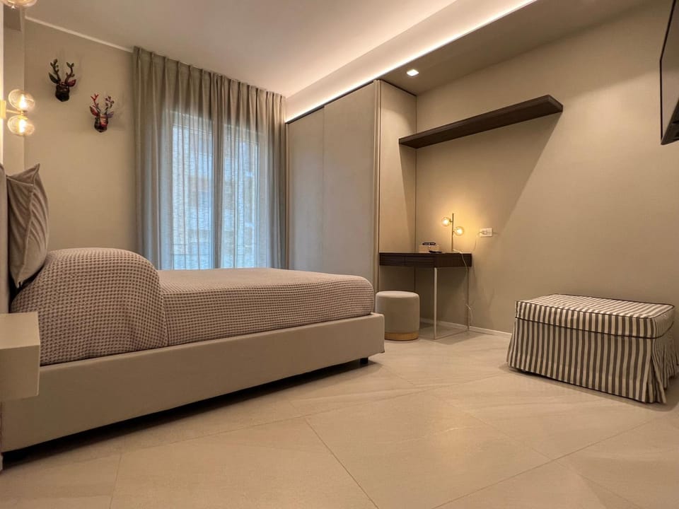 Bed, Photo of the whole room, Seating area, Bedroom