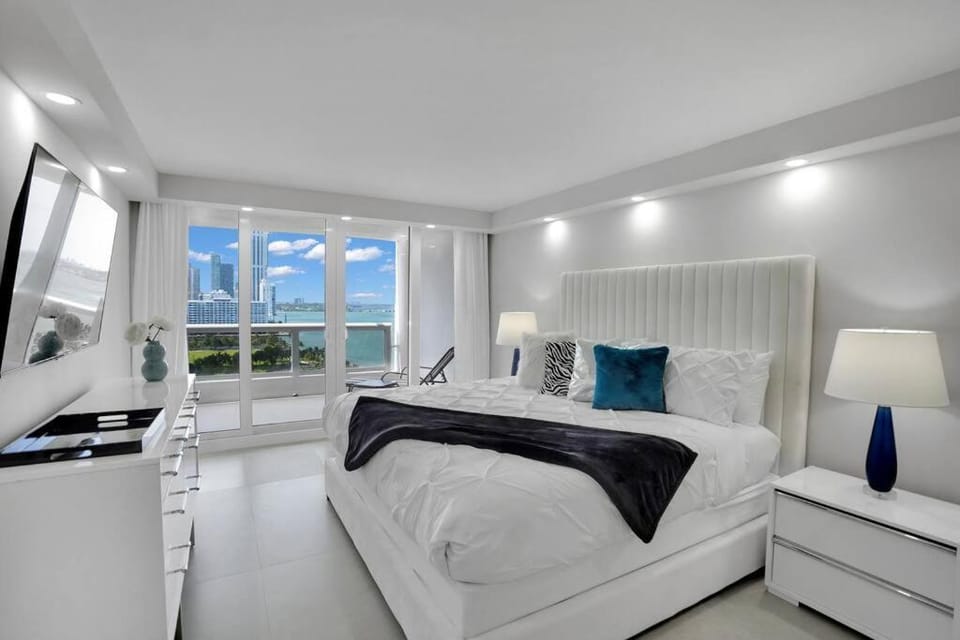 Bed, TV and multimedia, Balcony/Terrace, Photo of the whole room, Bedroom, Sea view, wardrobe