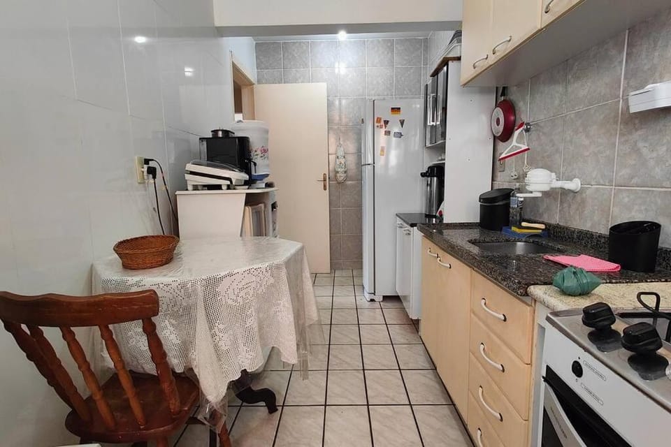 Kitchen or kitchenette, minibar