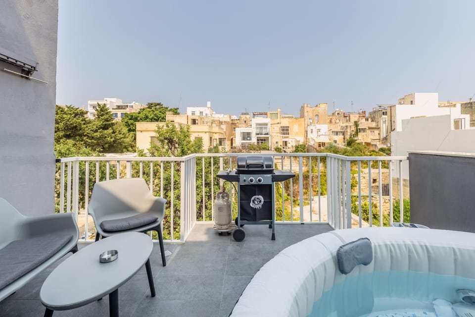 Natural landscape, BBQ facilities, Hot Tub, View (from property/room), Balcony/Terrace