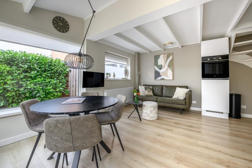 TV and multimedia, Seating area, Dining area