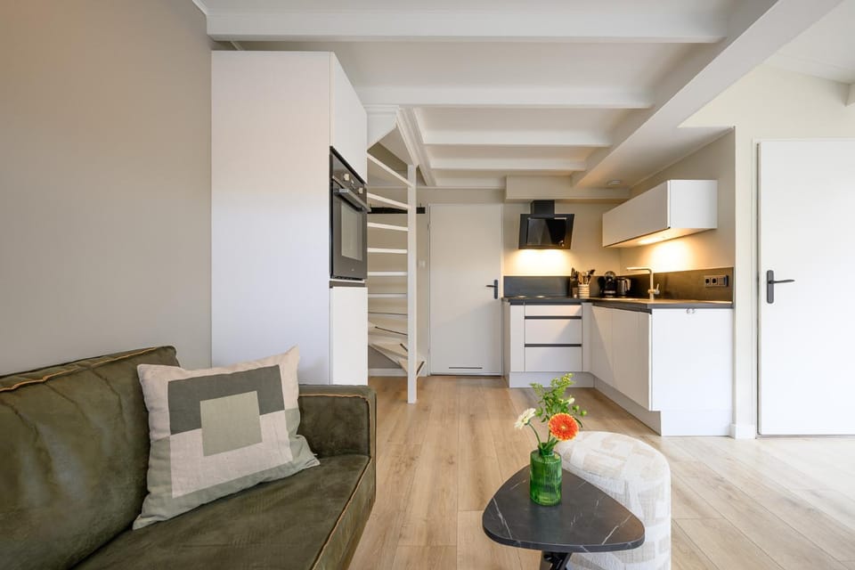 Kitchen or kitchenette, Seating area, oven, pet friendly, stove