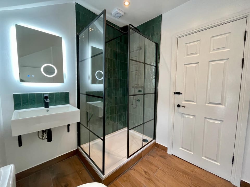 Central House-16 People+Hot Tub House in Cardiff