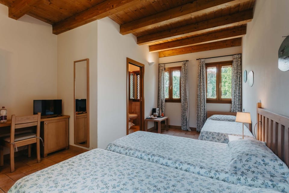 Bed, TV and multimedia, Photo of the whole room, Evening entertainment, Bedroom, wardrobe