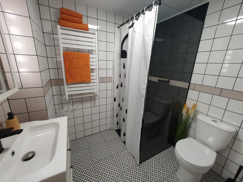 Shower, Toilet, Bathroom
