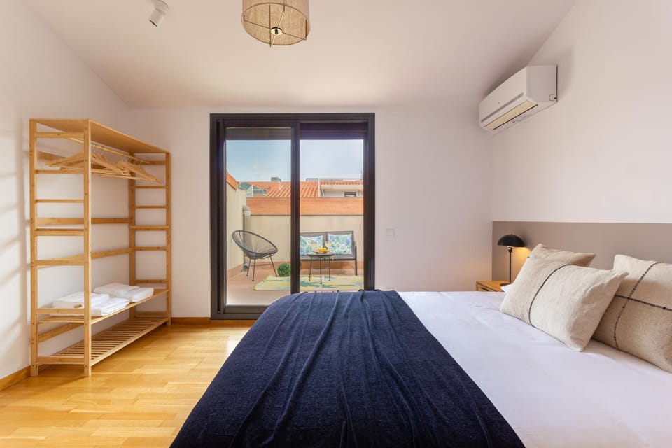 Bed, Bedroom, wardrobe, air conditioner