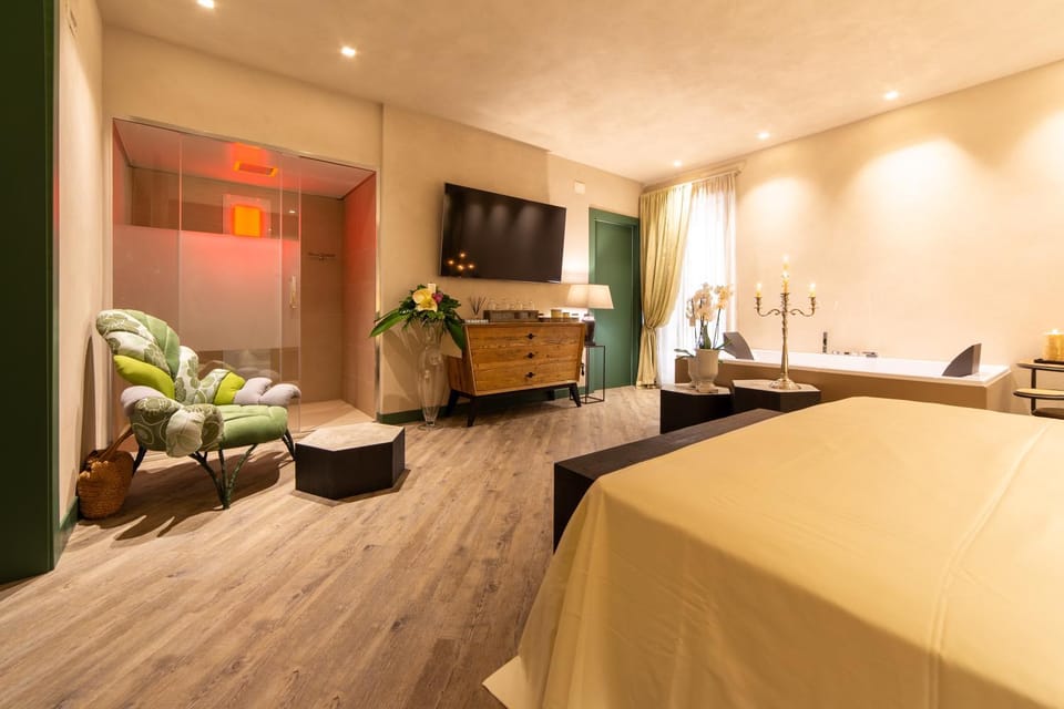 Bed, Hot Tub, Sauna, Photo of the whole room