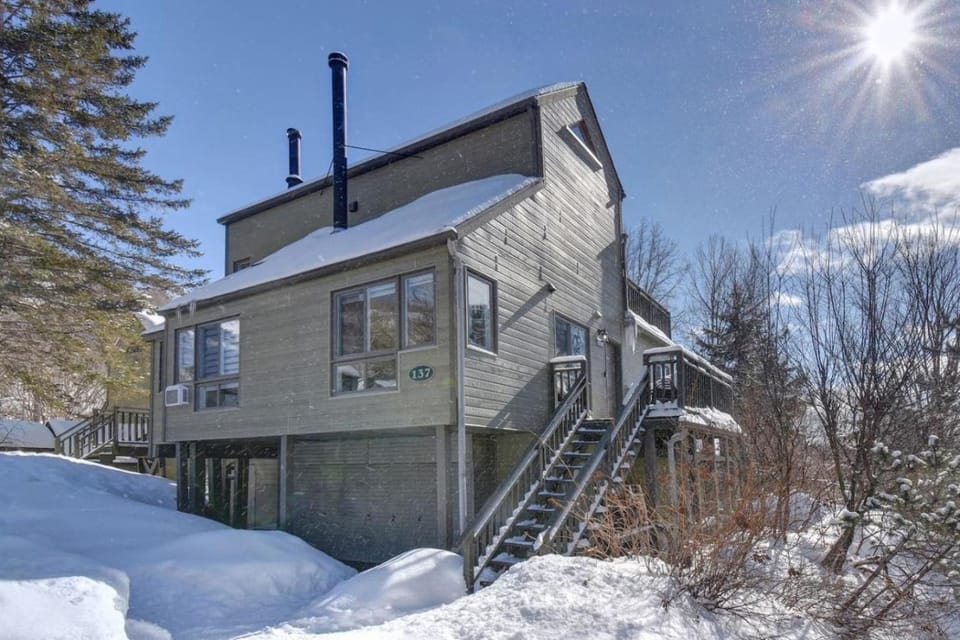 Cozy Chalet in the Mont Tremblant Ski Village House in Mont-Tremblant
