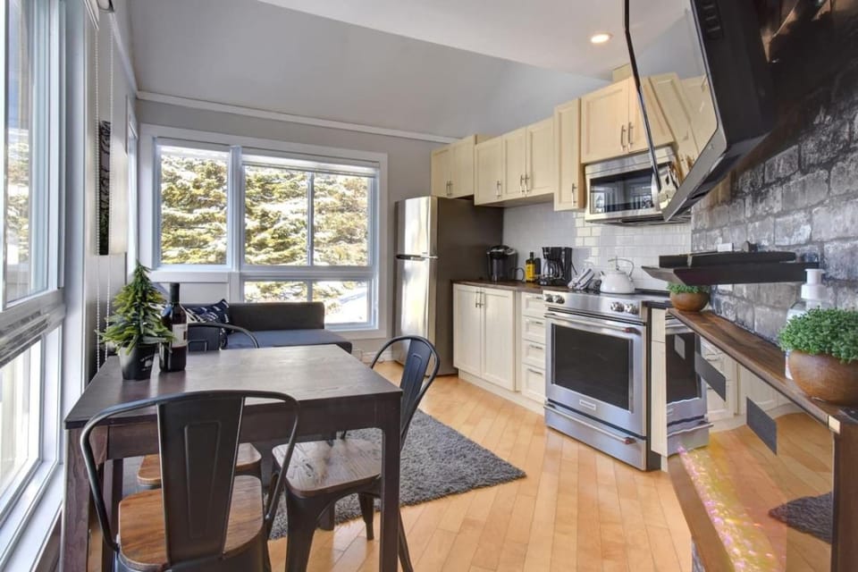 Cozy Chalet in the Mont Tremblant Ski Village House in Mont-Tremblant