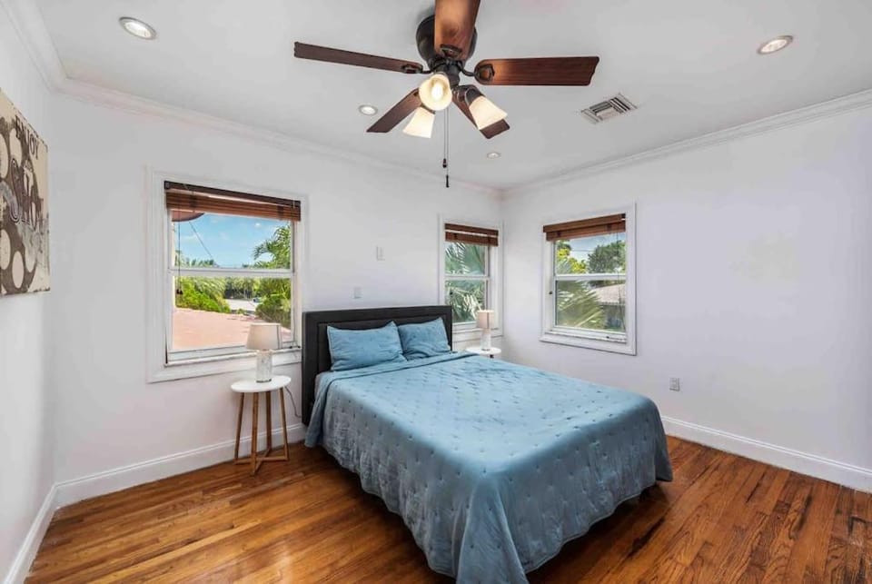 Villa sleeps 18 in Miami Shores with Movie theater / Pool / Jacuzzi House in Miami Shores