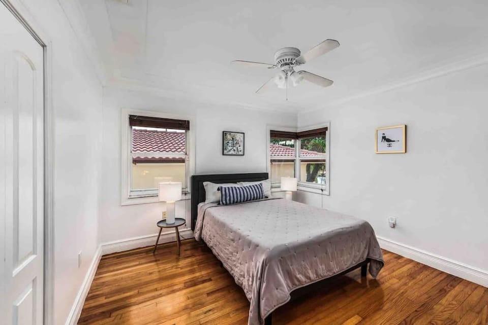 Villa sleeps 18 in Miami Shores with Movie theater / Pool / Jacuzzi House in Miami Shores