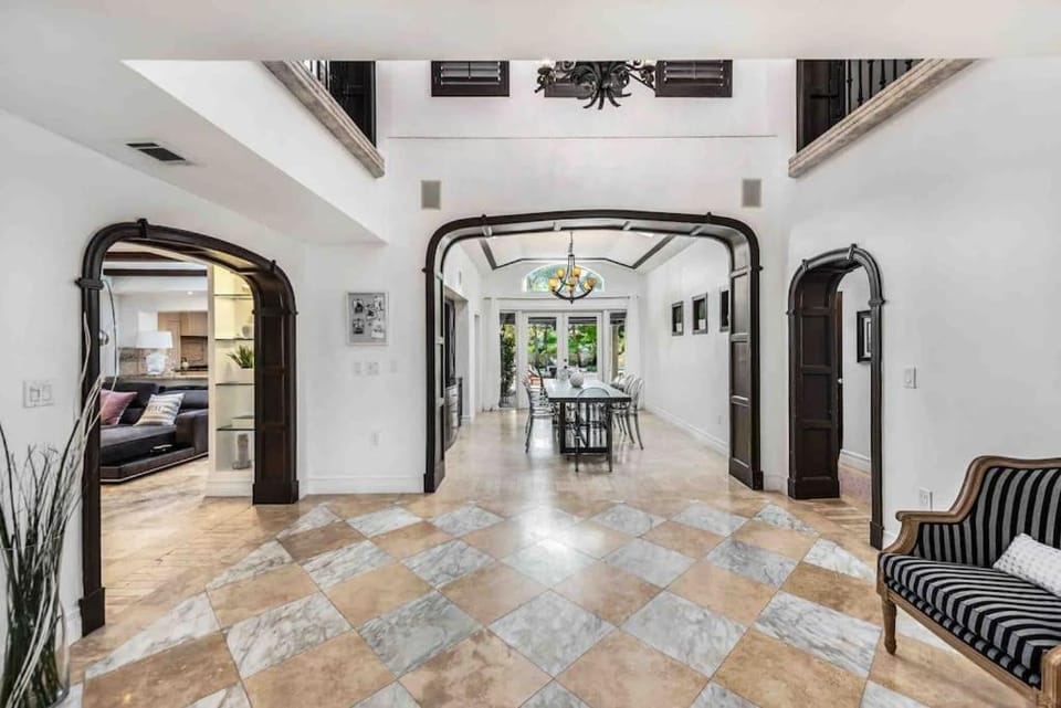 Villa sleeps 18 in Miami Shores with Movie theater / Pool / Jacuzzi House in Miami Shores