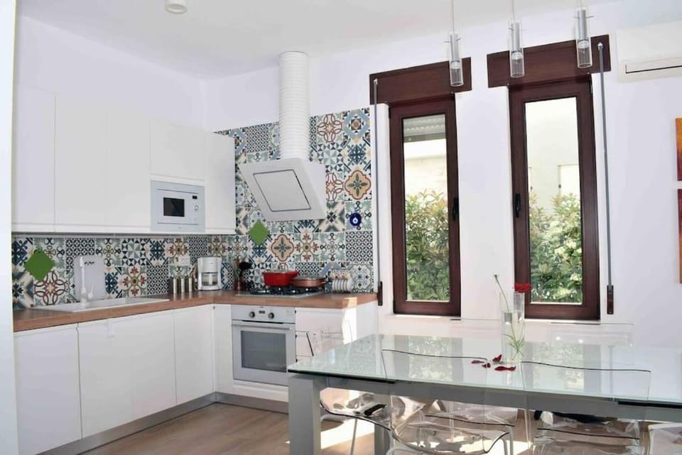 Kitchen or kitchenette, Dining area, dishwasher, oven, stove