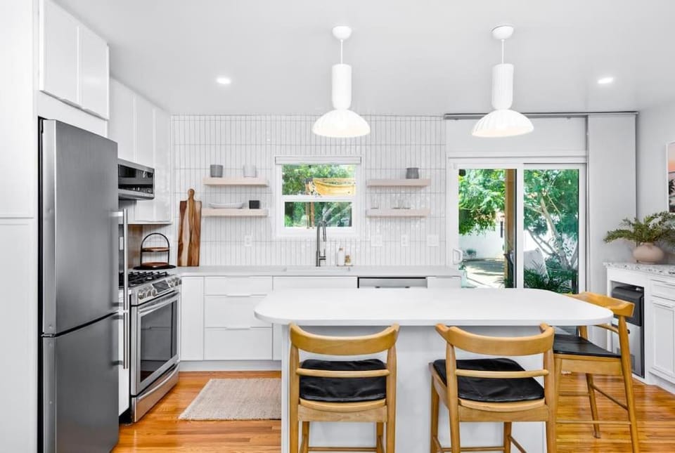 Kitchen or kitchenette, Dining area, dishwasher, oven, stove