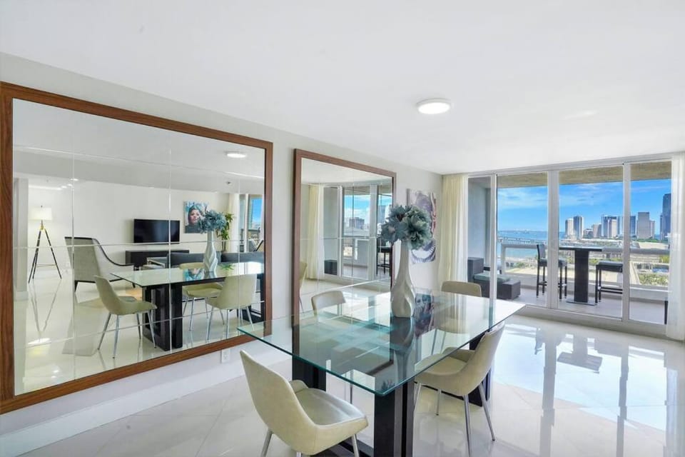 TV and multimedia, Balcony/Terrace, Living room, Dining area, City view, Sea view