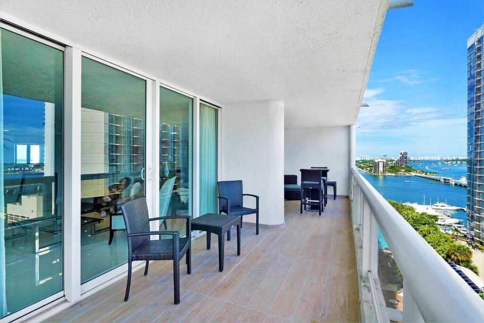View (from property/room), Balcony/Terrace, City view, Sea view