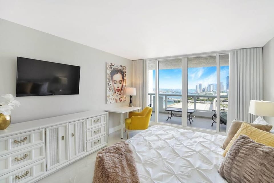 Bed, TV and multimedia, View (from property/room), Balcony/Terrace, Photo of the whole room, Bedroom, wardrobe