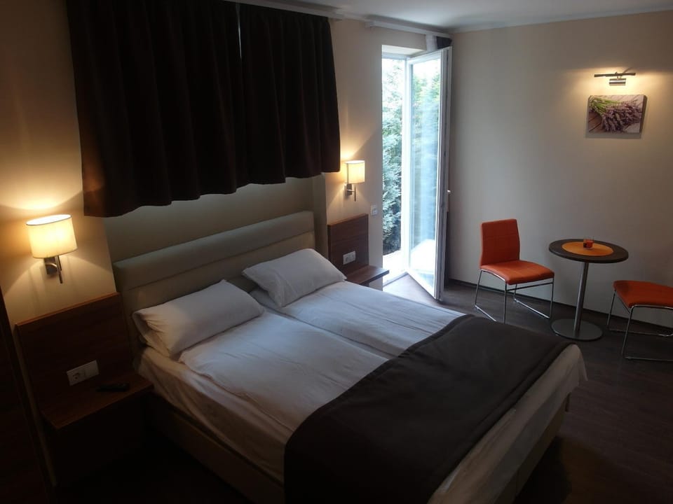 Bed, Living room, Photo of the whole room, Bedroom